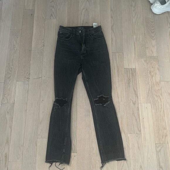 A&F Ultra High Rise Distressed Mom Jean - Picture 5 of 8